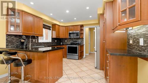 35 Turtlecreek Boulevard, Brampton, ON - Indoor Photo Showing Kitchen