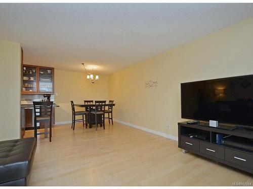 207-1024 Fairfield Rd, Victoria, BC - Indoor Photo Showing Living Room