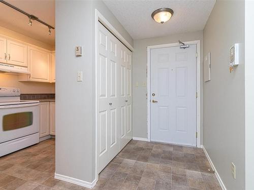 106-9882 Fifth St, Sidney, BC - Indoor Photo Showing Kitchen