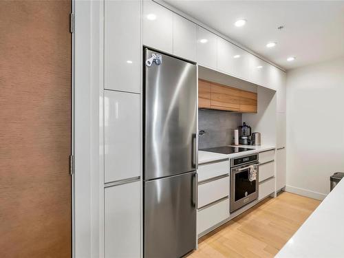 217-989 Johnson St, Victoria, BC - Indoor Photo Showing Kitchen