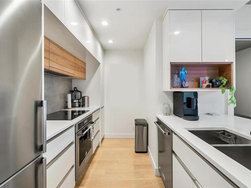 217-989 Johnson St, Victoria, BC - Indoor Photo Showing Kitchen