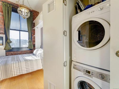 221-1610 Store St, Victoria, BC - Indoor Photo Showing Laundry Room