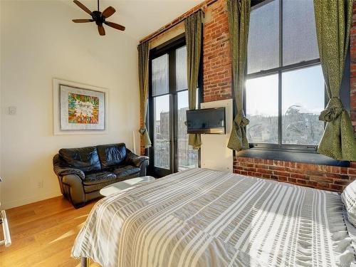 221-1610 Store St, Victoria, BC - Indoor Photo Showing Bedroom