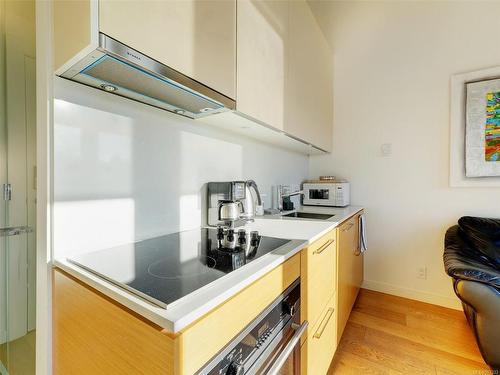 221-1610 Store St, Victoria, BC - Indoor Photo Showing Kitchen