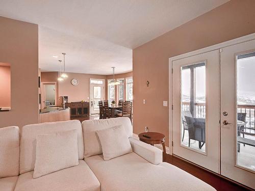 422 Azure Place, Kamloops, BC - Indoor Photo Showing Living Room