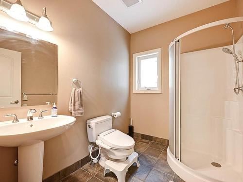 422 Azure Place, Kamloops, BC - Indoor Photo Showing Bathroom