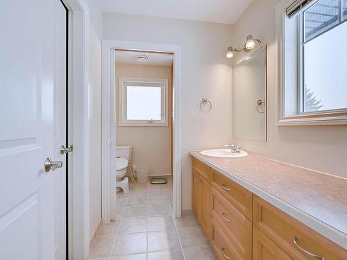 422 Azure Place, Kamloops, BC - Indoor Photo Showing Bathroom