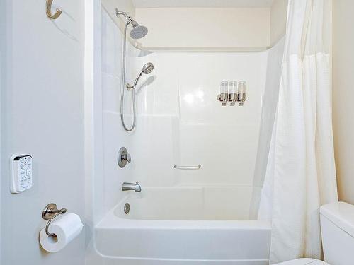 422 Azure Place, Kamloops, BC - Indoor Photo Showing Bathroom