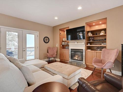 422 Azure Place, Kamloops, BC - Indoor Photo Showing Living Room With Fireplace