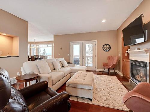 422 Azure Place, Kamloops, BC - Indoor Photo Showing Living Room With Fireplace