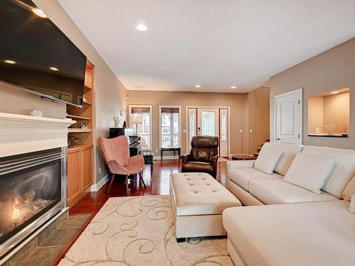 422 Azure Place, Kamloops, BC - Indoor Photo Showing Living Room With Fireplace