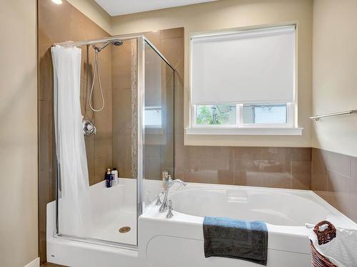 2027 Saddleback Drive, Kamloops, BC - Indoor Photo Showing Bathroom
