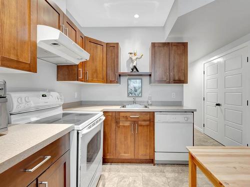 2027 Saddleback Drive, Kamloops, BC - Indoor Photo Showing Kitchen
