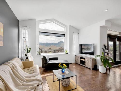 2027 Saddleback Drive, Kamloops, BC - Indoor Photo Showing Living Room