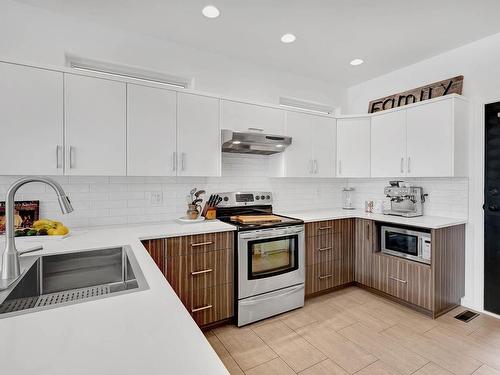 2027 Saddleback Drive, Kamloops, BC - Indoor Photo Showing Kitchen With Stainless Steel Kitchen With Upgraded Kitchen