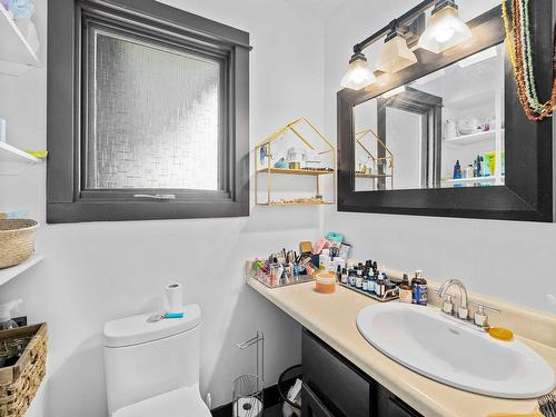 2263 Qu'Appelle Blvd, Kamloops, BC - Indoor Photo Showing Bathroom