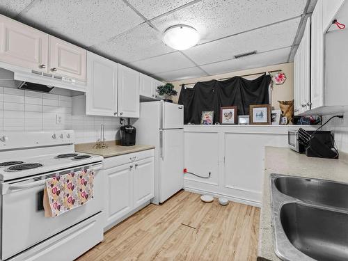 2263 Qu'Appelle Blvd, Kamloops, BC - Indoor Photo Showing Kitchen With Double Sink