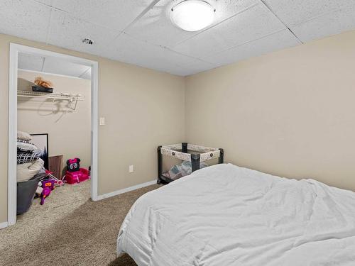 2263 Qu'Appelle Blvd, Kamloops, BC - Indoor Photo Showing Bedroom