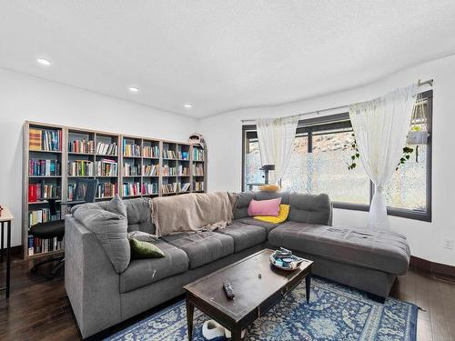 2263 Qu'Appelle Blvd, Kamloops, BC - Indoor Photo Showing Living Room