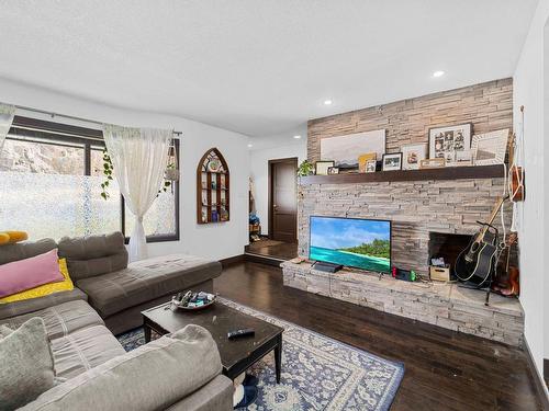 2263 Qu'Appelle Blvd, Kamloops, BC - Indoor Photo Showing Living Room With Fireplace