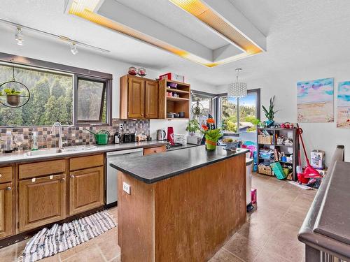 2263 Qu'Appelle Blvd, Kamloops, BC - Indoor Photo Showing Kitchen