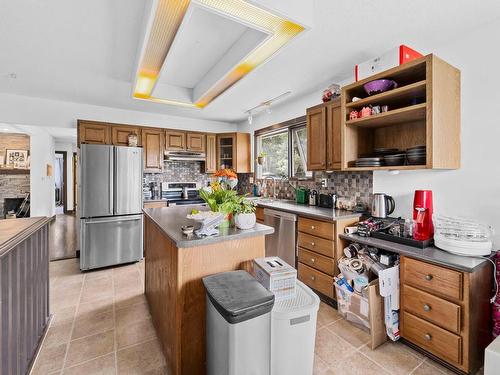 2263 Qu'Appelle Blvd, Kamloops, BC - Indoor Photo Showing Kitchen