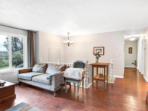 2184 Sifton Ave, Kamloops, BC - Indoor Photo Showing Living Room