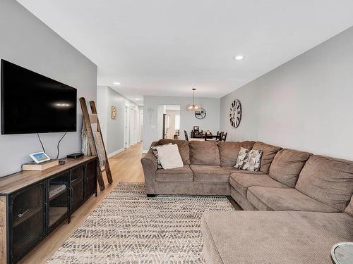 782 Morven Drive, Kamloops, BC - Indoor Photo Showing Living Room