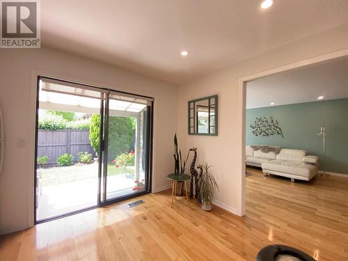 1167 Brookside Avenue Unit# 5, Kelowna, BC - Indoor Photo Showing Living Room With Fireplace