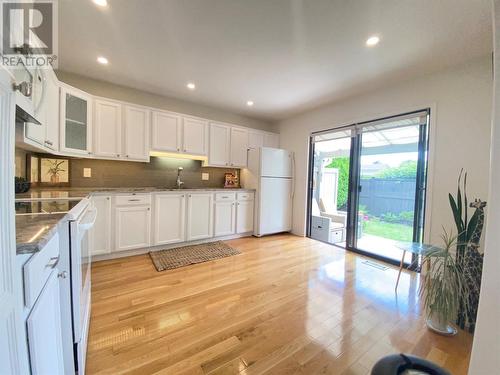 1167 Brookside Avenue Unit# 5, Kelowna, BC - Indoor Photo Showing Living Room With Fireplace