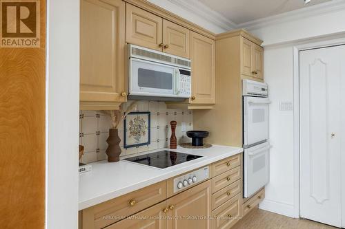 608 - 447 Walmer Road, Toronto, ON - Indoor Photo Showing Kitchen