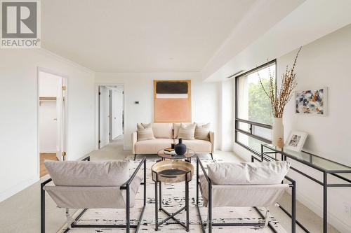 608 - 447 Walmer Road, Toronto, ON - Indoor Photo Showing Living Room