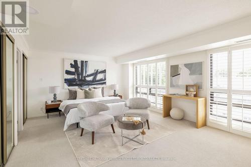 608 - 447 Walmer Road, Toronto, ON - Indoor Photo Showing Living Room