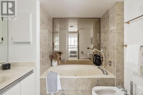 608 - 447 Walmer Road, Toronto, ON - Indoor Photo Showing Bathroom