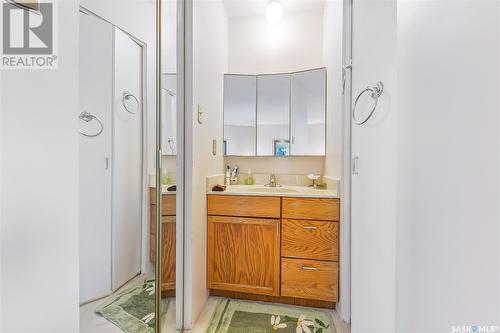 27 Quincy Drive, Regina, SK - Indoor Photo Showing Bathroom