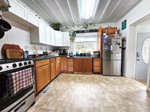 250 Currie Street, Warfield, BC - Indoor Photo Showing Kitchen