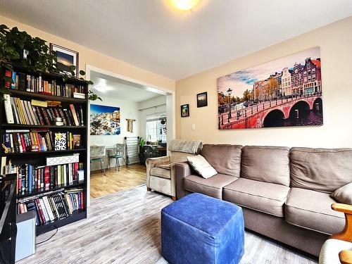 250 Currie Street, Warfield, BC - Indoor Photo Showing Living Room