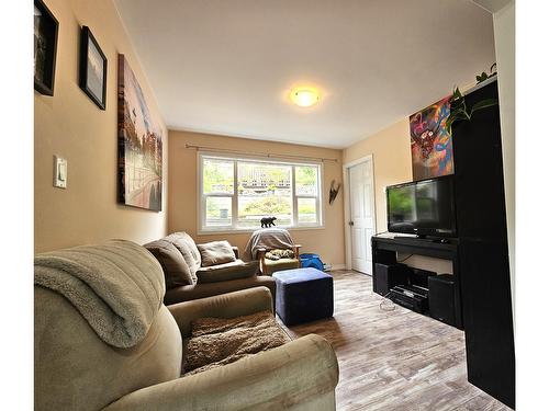 250 Currie Street, Warfield, BC - Indoor Photo Showing Living Room