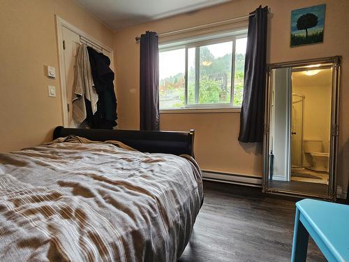 250 Currie Street, Warfield, BC - Indoor Photo Showing Bedroom