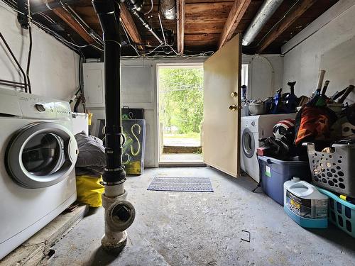 250 Currie Street, Warfield, BC - Indoor Photo Showing Laundry Room