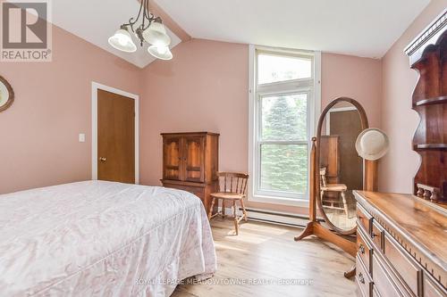 8633 30 Sideroad, Centre Wellington, ON - Indoor Photo Showing Bedroom