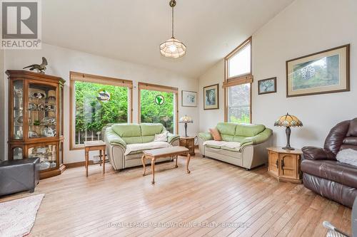 8633 30 Sideroad, Centre Wellington, ON - Indoor Photo Showing Living Room