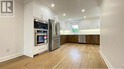 255 Consulate Road, Mississauga, ON - Indoor Photo Showing Kitchen