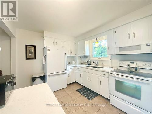 14 Stockwell Road, St. Catharines, ON - Indoor Photo Showing Kitchen With Double Sink