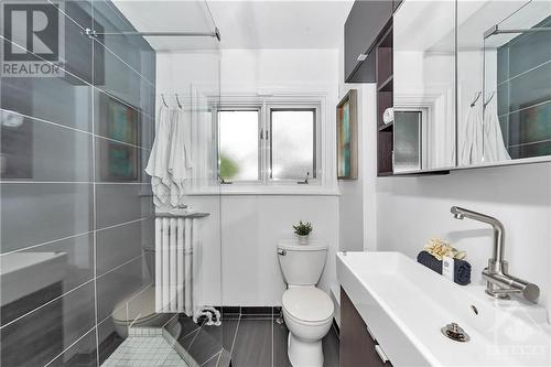 255 Carruthers Avenue, Ottawa, ON - Indoor Photo Showing Bathroom