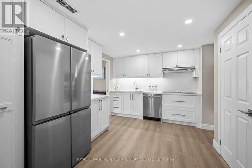 1104 - 100 Lakeshore Road E, Oakville, ON - Indoor Photo Showing Kitchen