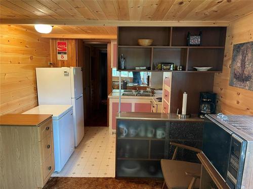 86 Higgins Lane, Onanole, MB - Indoor Photo Showing Kitchen