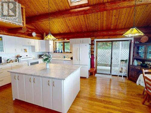 4304 Sanderson Road, Texada Island, BC - Indoor Photo Showing Kitchen