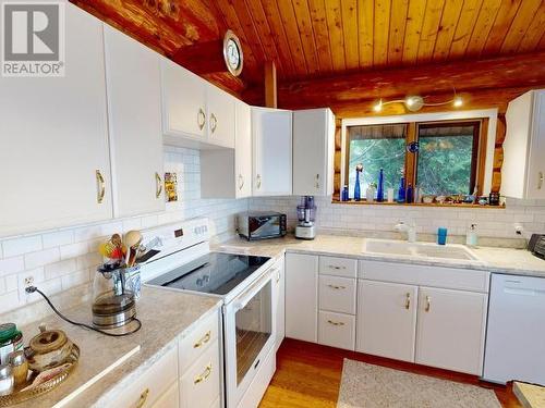 4304 Sanderson Road, Texada Island, BC - Indoor Photo Showing Kitchen