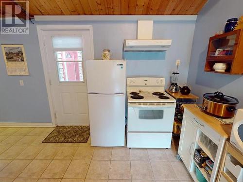 4304 Sanderson Road, Texada Island, BC - Indoor Photo Showing Kitchen